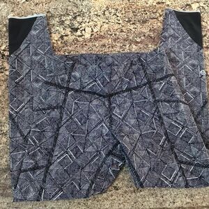Sz 4 Lululemon legging 
Graphic black & white print 
Sz 4